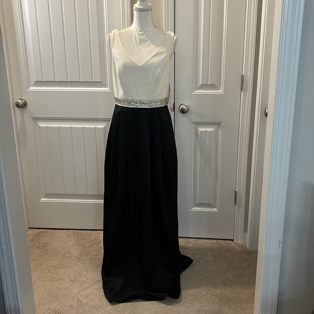 Petra Limited Black and White Maxi Dress with Elegant Design Size 8
